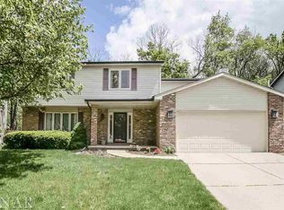 2014 Hidden Lake Dr, Bloomington, IL 61704