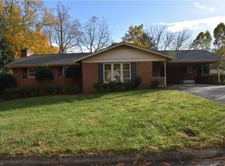 802 Leach Ave, Thomasville, NC 27360