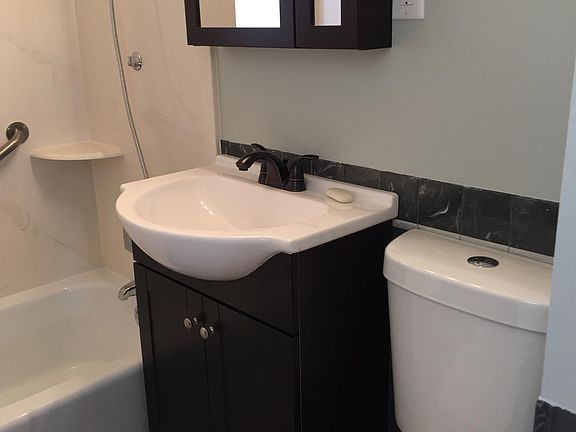 Upstairs bath with Tub/Shower
