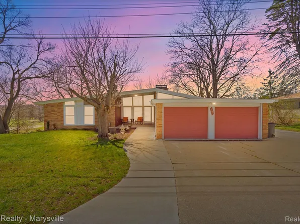 4349 N River Rd, Fort Gratiot, MI 48059