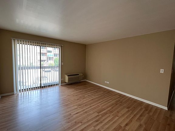 2nd image of 880 N Lakeside Dr APT 2B