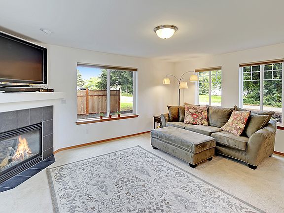 3rd image of 1026 108th Ave E
