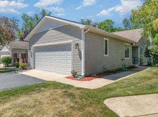 10034 Hunters Run St, Saint John, IN 46373