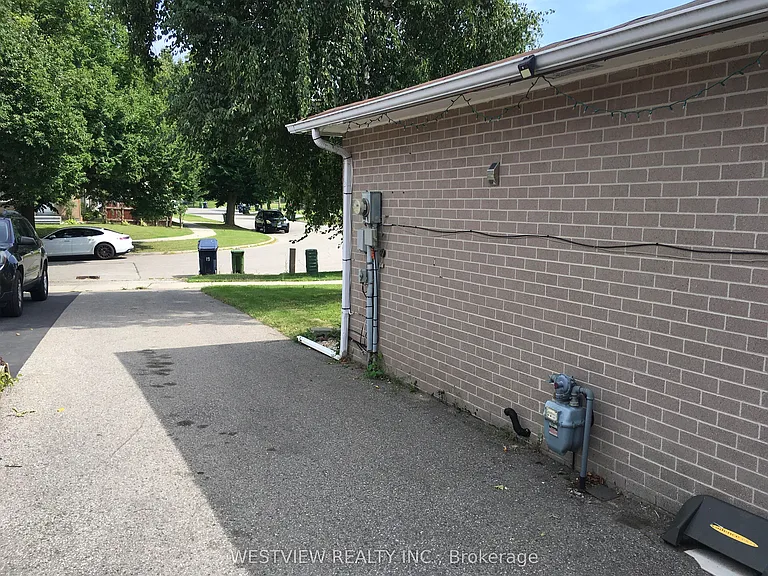 19 Coxworth Cres — Photo 4