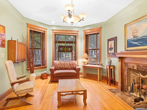 2nd image of 1737 W Melrose St APT 1