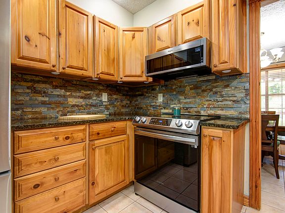 3rd image of 270 Sherry Ln