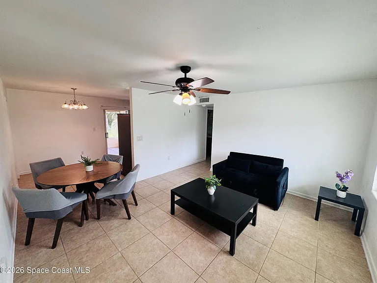1812 Oakwood Dr — Photo 2