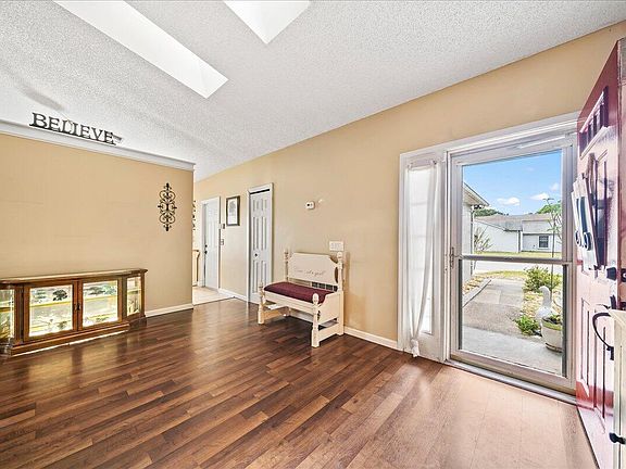 4th image of 1584 Dandelion Dr