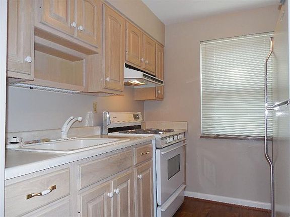 5th image of 2230 Townhill Dr