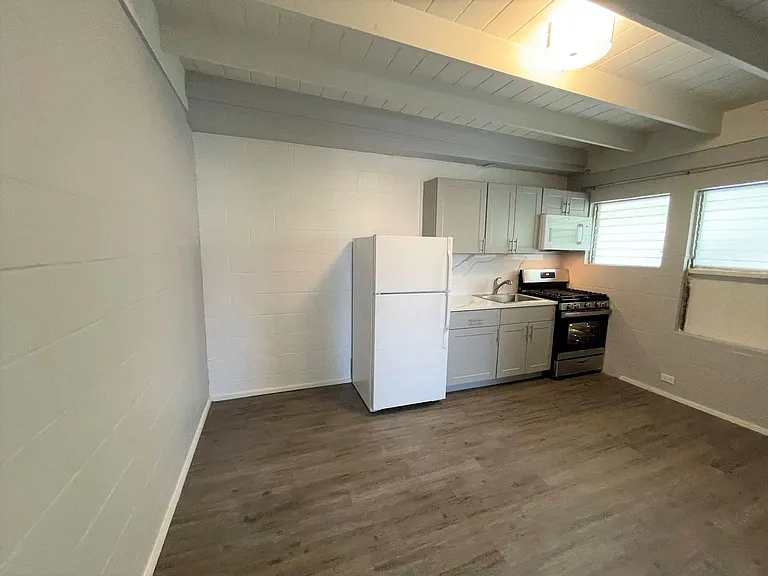 1135 Rycroft St — Photo 4