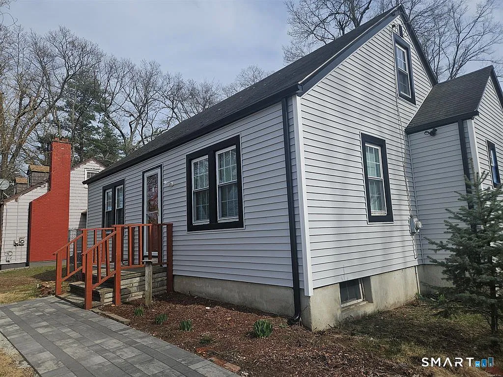 3 bed, 1.0 bath, 2038 sqft, $2,500 — Photo 2