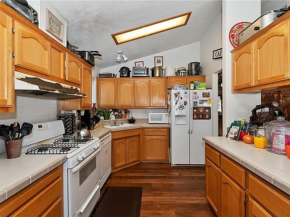 3rd image of 801 W Country Club Blvd