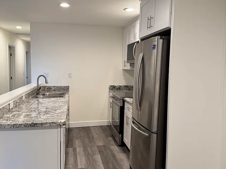 2218 Harrison St — Photo 2