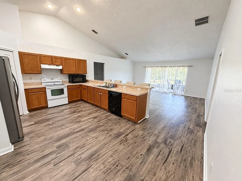 1325 Oakwood Ct