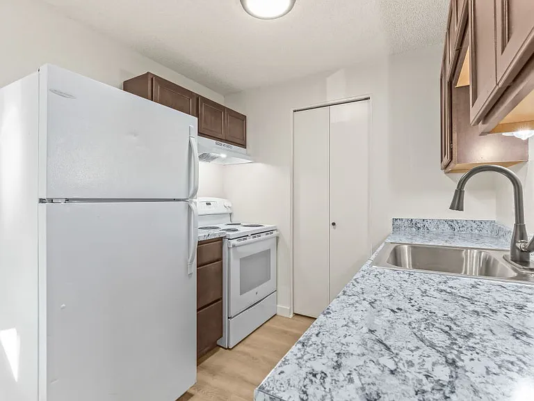 Charbern Apartments — Photo 66
