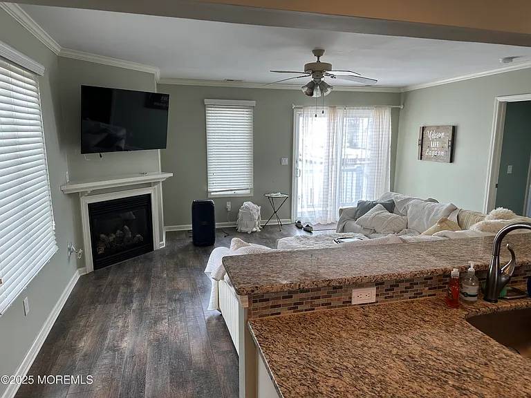 988 Capstan Dr — Photo 4