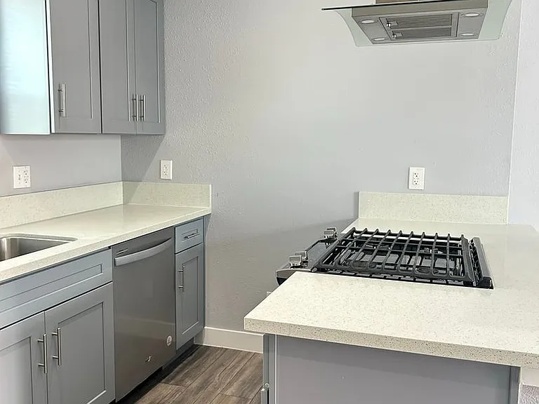 845 E 6th St — Photo 14