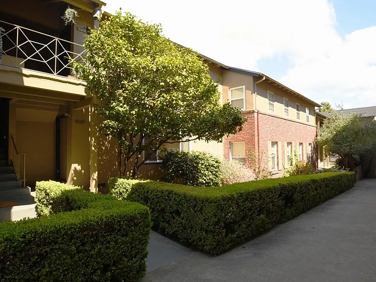 275 Macarthur Blvd — Photo 1