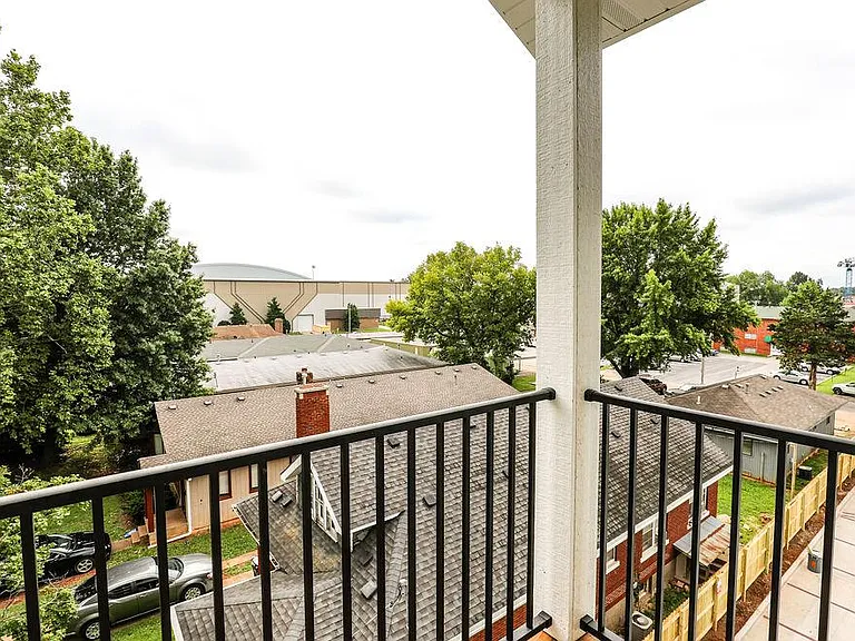 600 E Harrison St — Photo 16