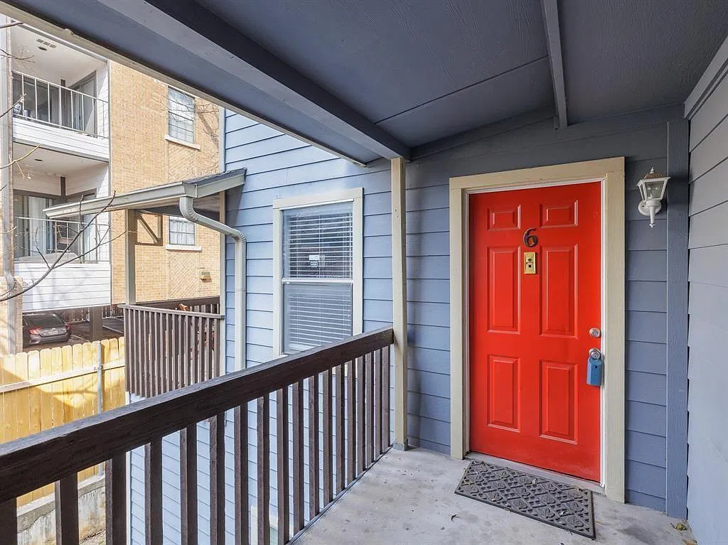 3004 Speedway Apt 6 — Photo 3