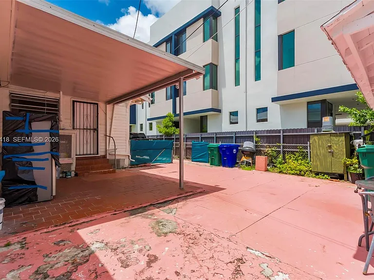1243 SW 3rd St — Photo 45