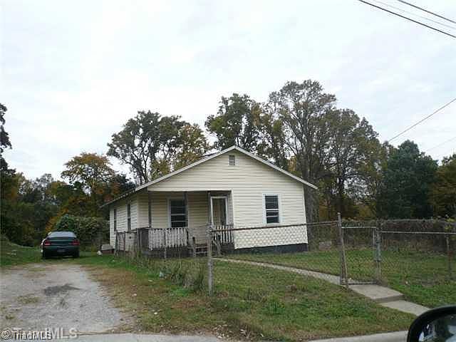 2nd image of 216 218 Lytle St