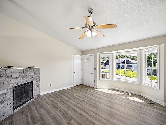 4th image of 226 E Bell Ave