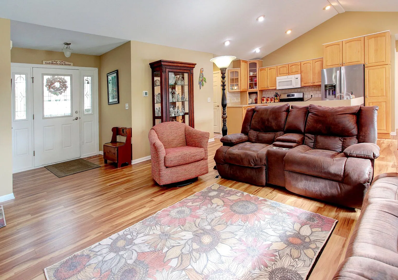4 Bed 3.5 Bath Lakefront Home — Photo 3
