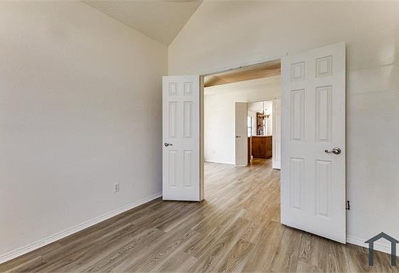 5th image of 917 Haverstraw Pl