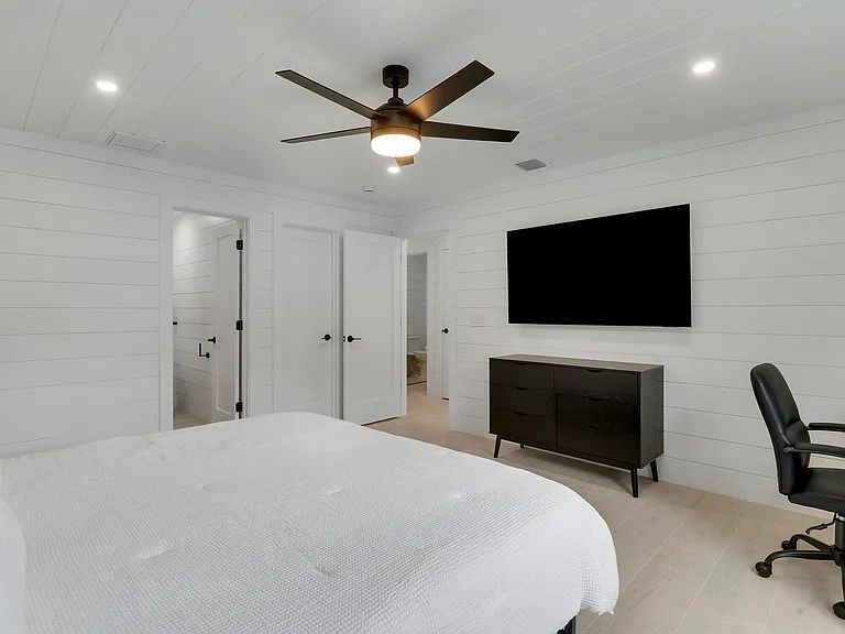 2443 E Edgewater Dr — Photo 41