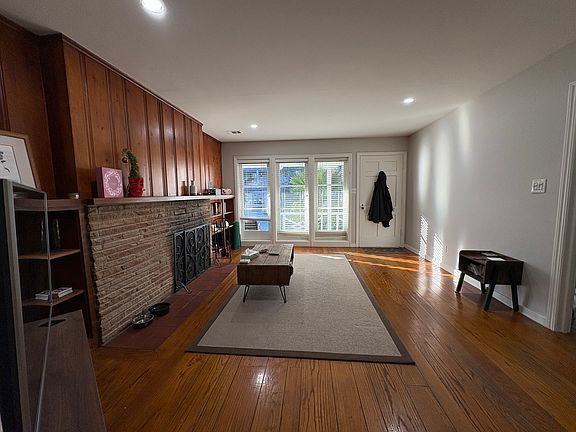 2nd image of 1654 Carmel Dr #1654