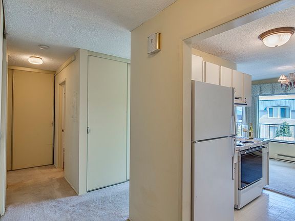 3rd image of 924 Shorewood Dr APT 6