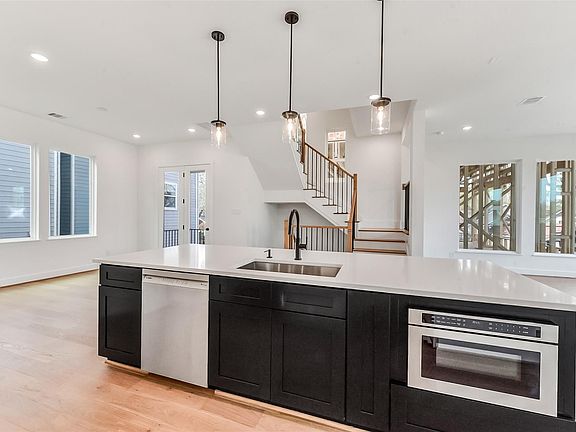 4th image of 806 Fisher St #B