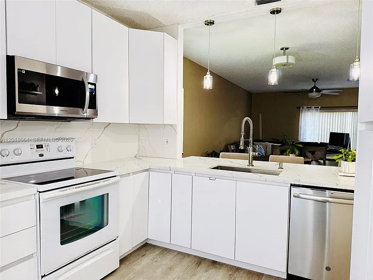16213 Emerald Cove Rd — Photo 2