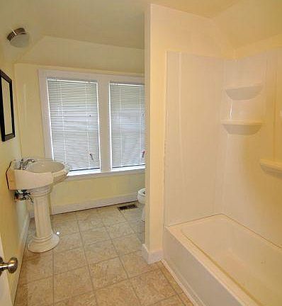 2nd Floor Full Bathroom
