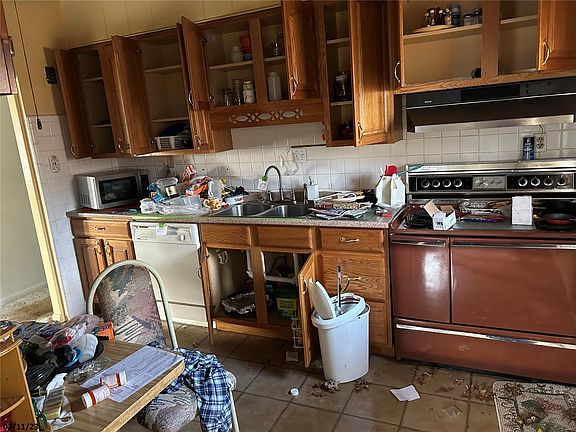 4th image of 7847 Milan Ave