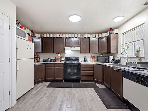 3rd image of 203 N Geneva Rd APT 10