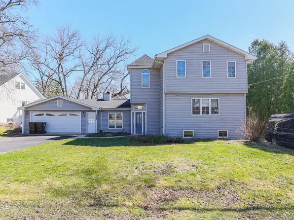 225 Circle Dr N, Island Lake, IL 60042