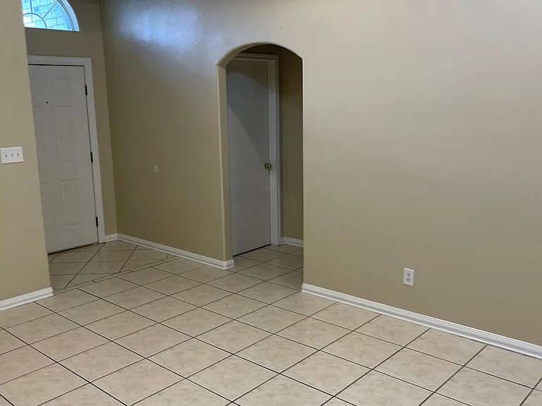 4616 Swallow Ave — Photo 4