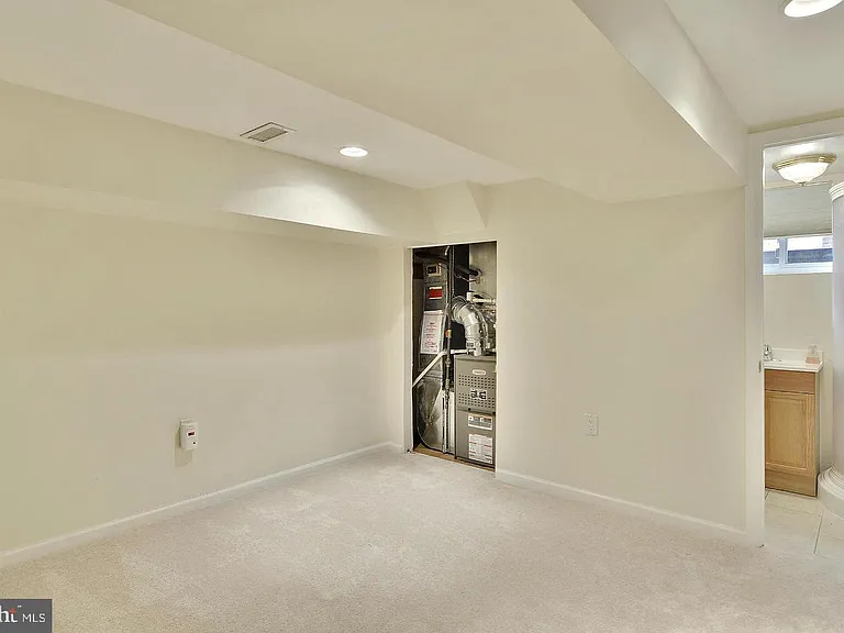 717 Hillsboro Dr — Photo 8