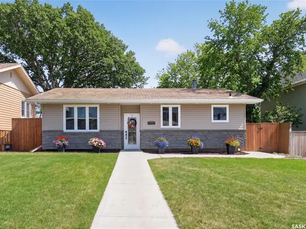 1109 1st AVENUE NE, Moose Jaw, SK S6H 1A2