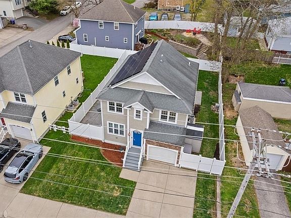 4th image of 515 Pleasant St