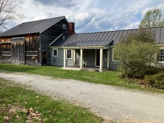 2 bed, 1.0 bath, 2000 sqft, $2,500 — Photo 2