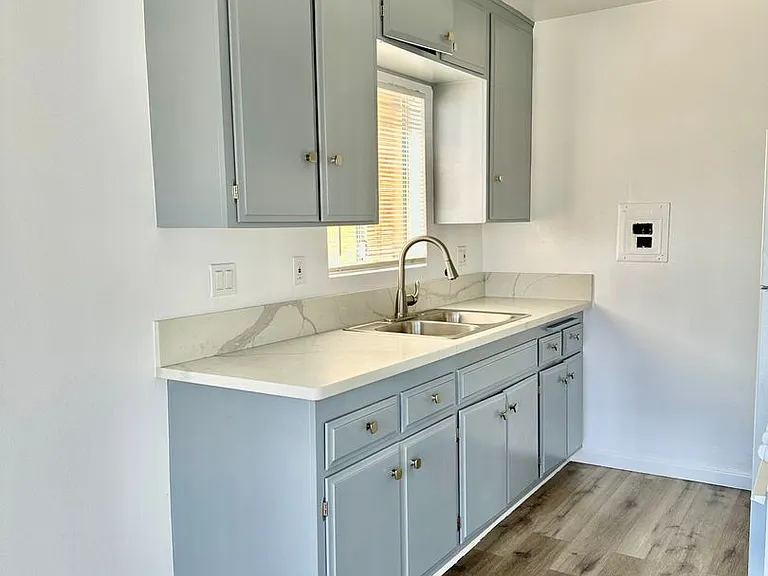 241 N Redondo Ave — Photo 11