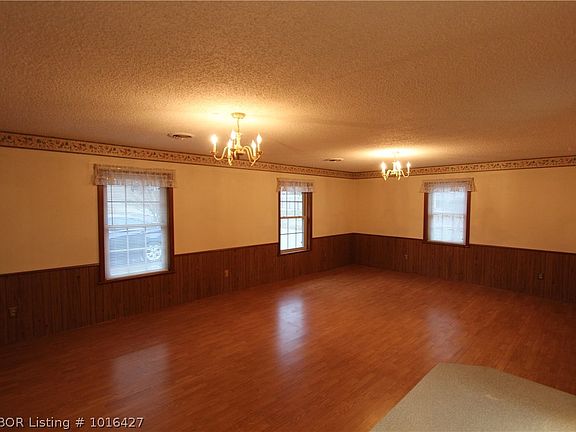 5th image of 629 W Canterbury Dr