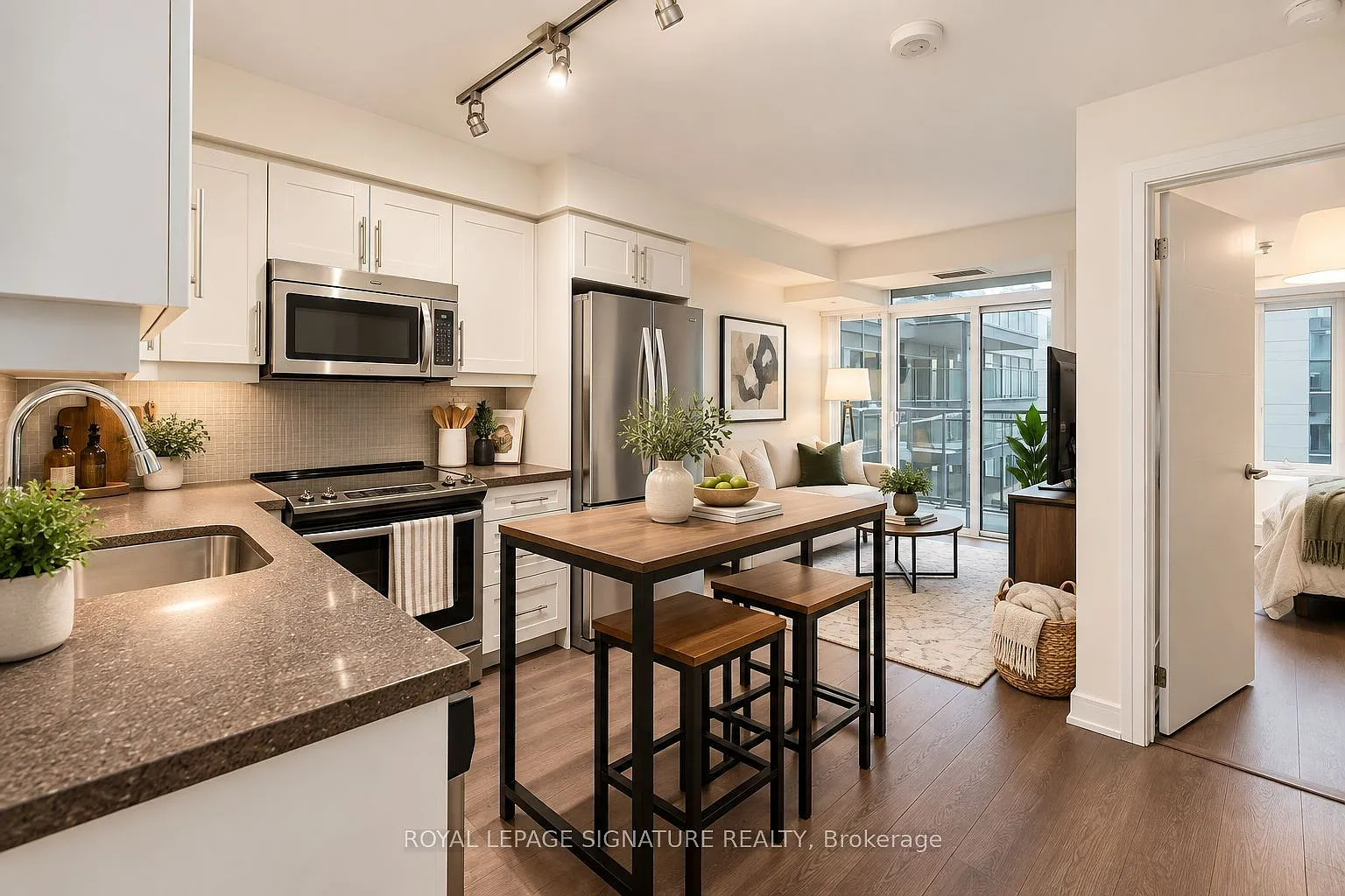 525 Adelaide St W — Photo 4