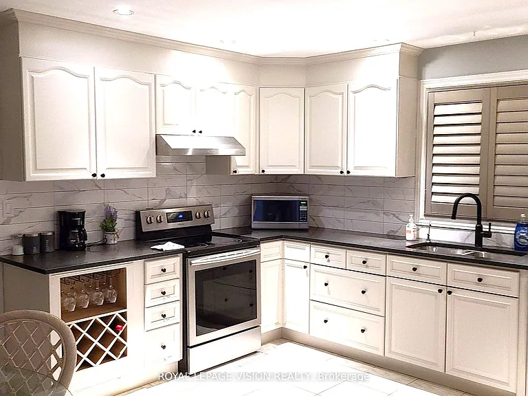 8001 Woodsview Cres #MAIN — Photo 5