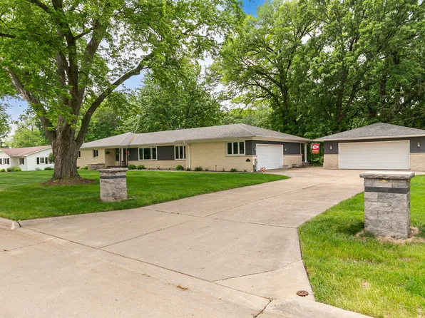 116 Elmhurst Ln, Riverdale, IA 52722