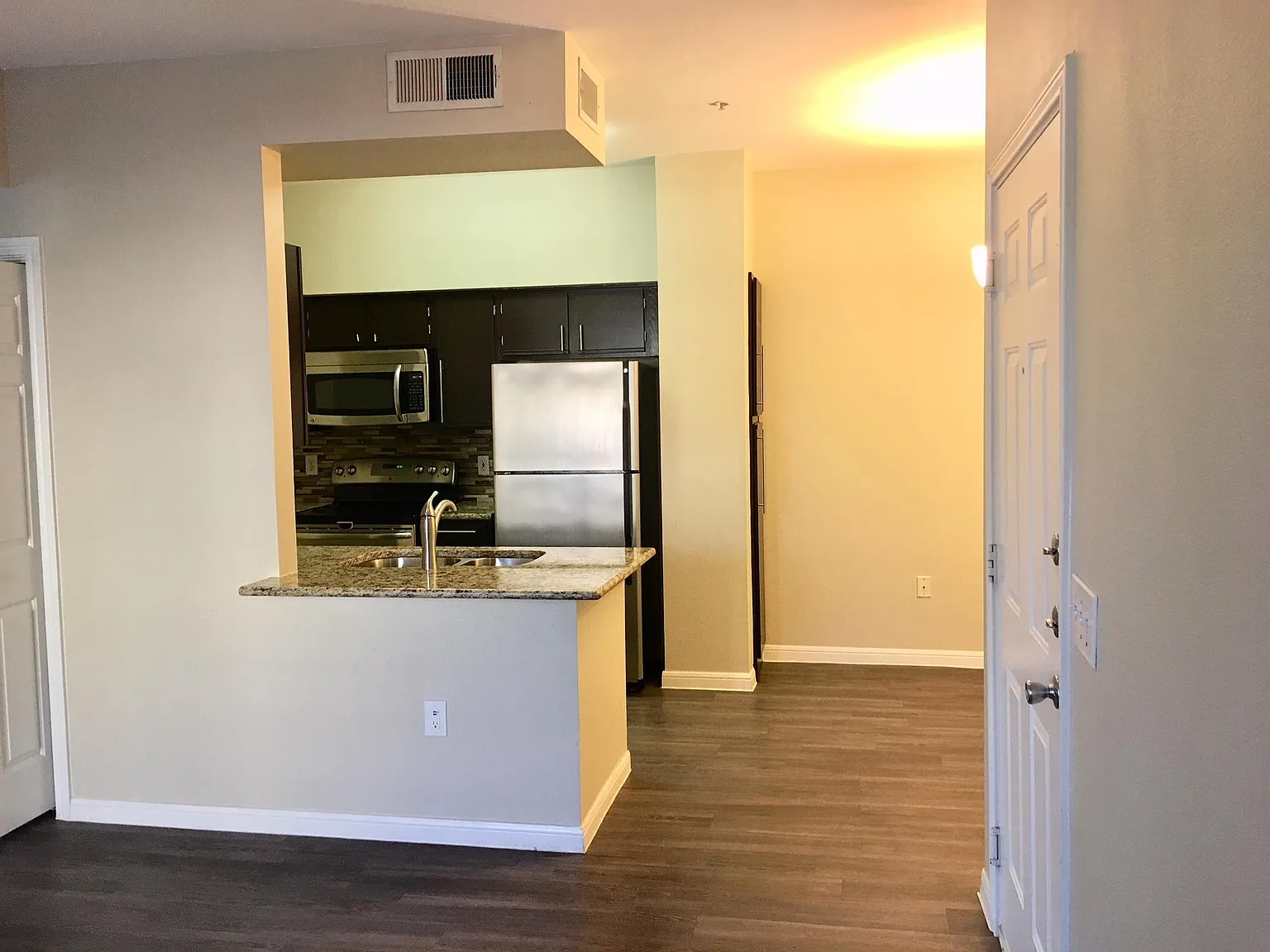 1 bed, 1.0 bath, 799 sqft, $1,075 — Photo 3