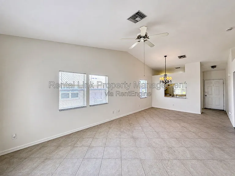 320 SW 3rd Pl #4 — Photo 3